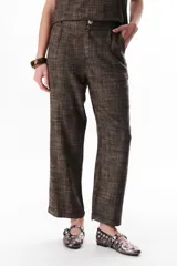 Pantalón de vestir azul con corte recto y bolsillos laterales.