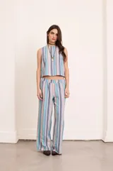 Pantalón rayado con elástico en la cintura y corte holgado.