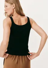 Musculosa slim color ocre, de tela acanalada con cuello redondo y sisas anchas.