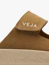 Sandalias Veja Etna color marrón con doble tira con ajuste de velcro y suela gruesa con diseño texturizado.