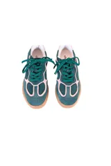 Championes de cuero color verde con detalles en rosa y suela marrón.