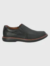 Zapato slip-on de cuero color marrón con suela de goma EVA.