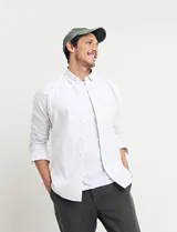 Camisa de vestir manga larga, con cuello abotonado y diseño a rayas verticales.