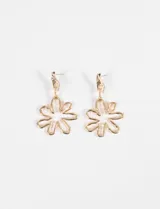 Aros colgantes dorados con forma de flor calada.