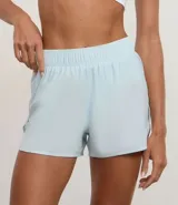 Bermuda deportiva femenina modelo runner, color azul claro, con cintura elástica y bolsillo funcional trasero.