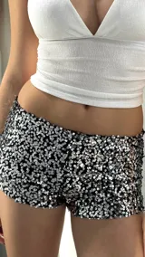 Short tiro bajo con lentejuelas plateadas.