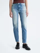 Jean de denim celeste con efecto desgastado y roturas, de corte mom, tiro alto y cinco bolsillos.