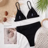 Conjunto de bikini negro con corpiño triangular con almohadillas desmontables y breteles regulables, y bombacha semi vedetina.