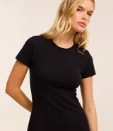 Vestido corto negro confeccionado en rib de algodón, con cuello redondo y mangas cortas.