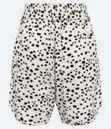 Short runner de viscolino color crudo con estampado de lunares negros, cintura elástica con lazo ajustable y bolsillos laterales.