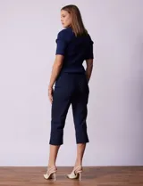 Pantalón capri amarillo de gabardina elastizada marca Ruby Rd, con pretina ancha elastizada, bolsillos delanteros simulados y bolsillos traseros aplicados.