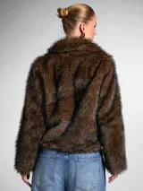 Chaqueta marrón de símil piel con cuello solapa y manga larga.