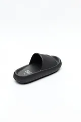 Sandalia chata color verde militar, con capellada ancha y suela plana.