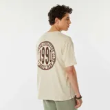 Remera color beige de corte recto y manga corta, con estampa frontal de la inscripción "NYC" en color marrón.