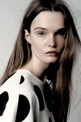 Top blanco con lunares negros grandes, cuello redondo y mangas cortas.