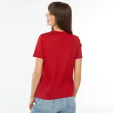 Camiseta de manga corta color rojo, de corte recto y cuello redondo.