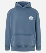 Hoodie azul con efecto lavado, confeccionado en algodón con felpa. Tiene capucha con cordón ajustable, bolsillo canguro y puños y ruedo acanalados. Estampa circular con lettering en el pecho y lettering en la espalda.