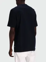 Remera de manga corta, cuello redondo y calce regular, color azul marino oscuro, con un pequeño logo bordado en el pecho.