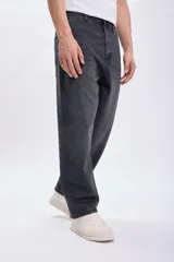 Pantalón de jean negro de corte skater, de tiro medio y pierna ancha.