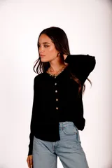 Blusa de morley elastizado color beige, de calce ajustado y mangas largas.