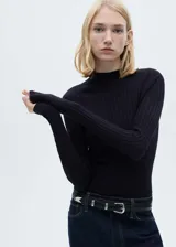 Jersey negro de punto canalé con cuello perkins, diseño entallado y manga larga.