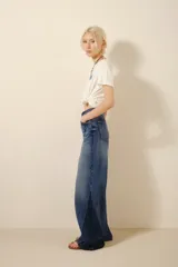 Pantalón de jean de tiro alto, corte wide leg, con diseño de parches en diferentes tonos de azul.