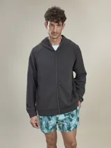 Campera tipo hoodie con cierre frontal, color gris oscuro.