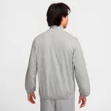Campera deportiva gris de cuello alto y cierre frontal, con logo de Nike bordado en blanco en el pecho.