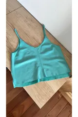 Musculosa color aguamarina confeccionada en cuero de oveja.