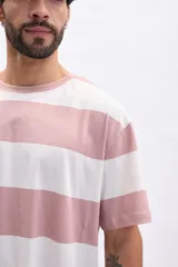 Remera de manga corta oversize a rayas horizontales color marrón y blanco.