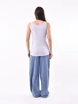Musculosa de algodón color azul marino con breteles finos y escote redondo.