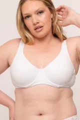 Soutien blanco con copa moldeada y aro, confeccionado en algodón elastizado doble. Breteles anchos regulables y broches regulables reforzados en espalda.
