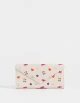 Billetera formato fichero de cuerina color crudo, con estampado de gatos de la suerte, corazones y flores. Tiene solapa con broche a presión, compartimentos para tarjetas y billetes.