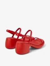 Sandalias rojas de cuero vacuno con dos tiras finas en el empeine, pulsera con hebilla al tobillo y tacón cuadrado.