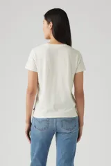 Remera de algodón color crema con estampado rojo del logo de Levi's y la leyenda 'Authentic Copper Riveted 1873'.