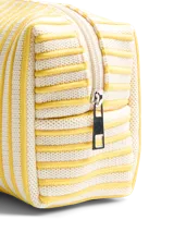 Neceser de poliéster a rayas horizontales color amarillo y blanco, con cierre de cremallera.