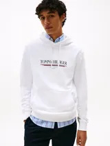 Buzo blanco de algodón con capucha y cordones ajustables. Estampado frontal con el logo de Tommy Hilfiger en color negro, con detalles en rojo y azul. Tiene bolsillo tipo canguro y puños y cintura acanalados.