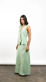 Falda larga color verde menta, de lino, con corte en paneles y cintura alta.