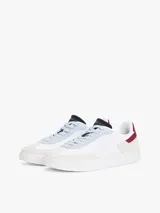 Zapatillas urbanas de corte bajo con exterior de ante blanco, detalles en gris y azul celeste, y refuerzo en el talón de cuero burdeos. Presentan el logo de la marca bordado en el lateral y en la parte trasera.