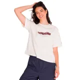 Remera de mujer color blanco hueso, corte boxy, con cuello redondo y logo Caterpillar bordado en rojo en el pecho.