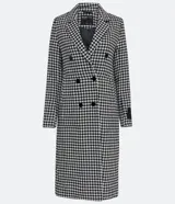 Campera alargada con cuello solapa, bolsillos y cierre de doble abotonado. Presenta un estampado cuadrillé pied-de-poule en blanco y negro, con un detalle contrastante en el puño. Confeccionada en polivelour, con forro de poliéster.