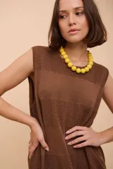 Vestido largo marrón de tejido con textura ondulada, sin mangas y corte holgado.