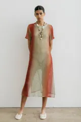 Vestido midi de red con estampa degradé en tonos naranja, beige y verde. Tiene tajos a los costados.