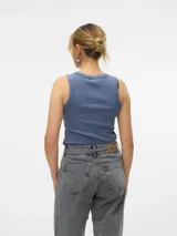 Musculosa azul de punto canalé con cuello redondo y sisa americana.