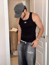 Pantalón de jean gris oscuro con corte amplio y estampado con el logo de la marca en la pierna izquierda.