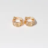 Par de aros tipo clip dorados, con diseño de tres aros unidos.