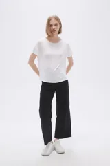 Remera blanca de viscosa con cuello redondo y apliques de strass.