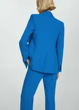 Blazer azul eléctrico con cuello de pico con solapa, cierre de dos botones en la parte delantera, manga larga con puños abotonados y dos bolsillos delanteros de ribete y solapa.