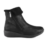 Bota casual Skechers Arya New Rumor color negro, repelente al agua, con capellada de microfibra, forro de sherpa, plantilla Air Cooled Memory Foam, cierre lateral con cremallera y suela de goma flexible.