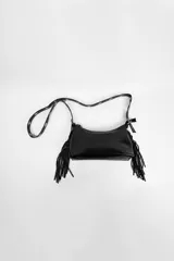 Bandolera negra de cuero sintético con flecos y correa de hombro con estampado de logos.